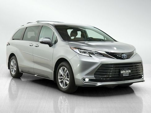 Used 2024 Toyota Sienna Limited AWD/4WD image 7