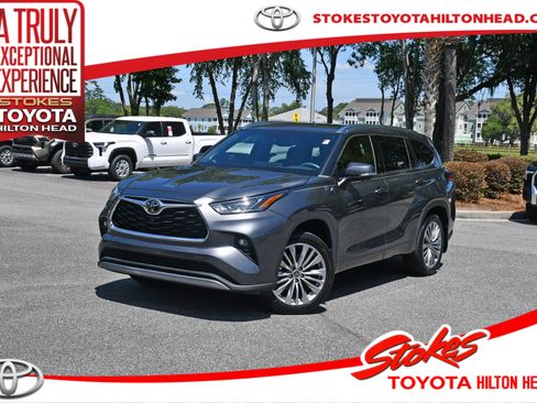 Used 2024 Toyota Highlander Platinum FWD image 1