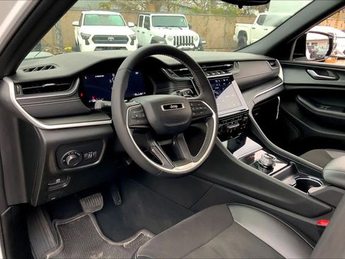 Used 2024 Jeep Grand Cherokee L Laredo image 32