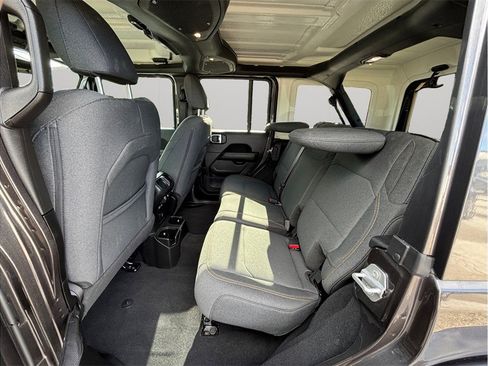 Used 2025 Jeep Wrangler Unlimited Sahara image 32