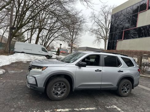 Used 2024 Honda Pilot TrailSport image 2