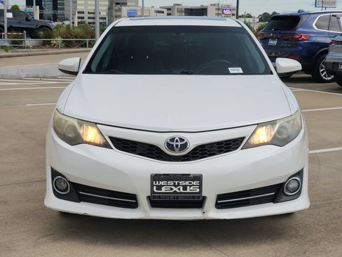 Used 2014 Toyota Camry SE w/ Moonroof Package FWD image 2