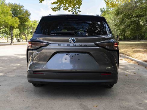 Used 2025 Toyota Sienna XLE FWD image 8