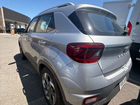 Used 2025 Hyundai Venue SEL FWD image 2