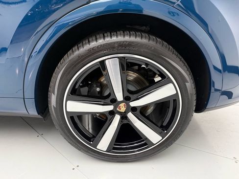 Certified 2025 Porsche Cayenne AWD/4WD image 43
