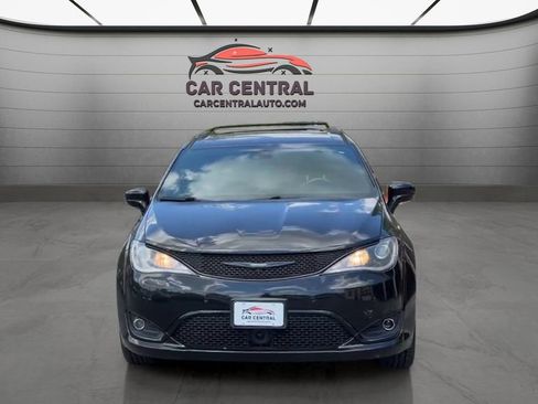 Used 2018 Chrysler Pacifica Touring-L Plus w/ Advanced Safetytec Group FWD image 8