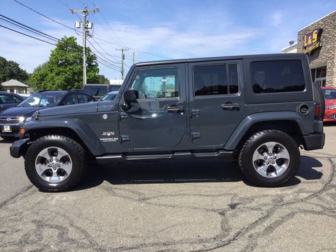 Used 2017 Jeep Wrangler Unlimited Sahara w/ Connectivity Group AWD/4WD image 11