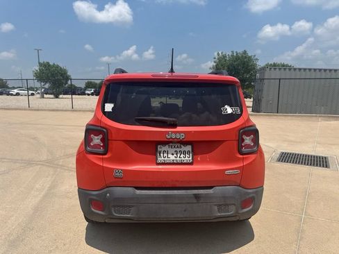 Used 2017 Jeep Renegade Latitude FWD image 4