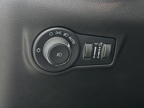 Used 2024 Jeep Compass Latitude image 10