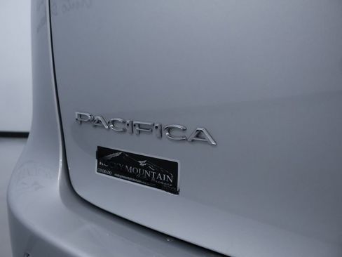 Used 2024 Chrysler Pacifica Touring-L image 10