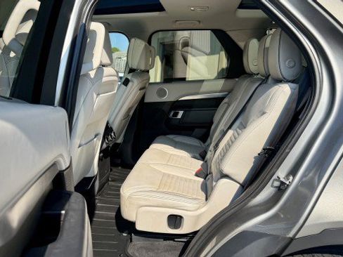 Used 2017 Land Rover Discovery First Edition AWD/4WD image 6