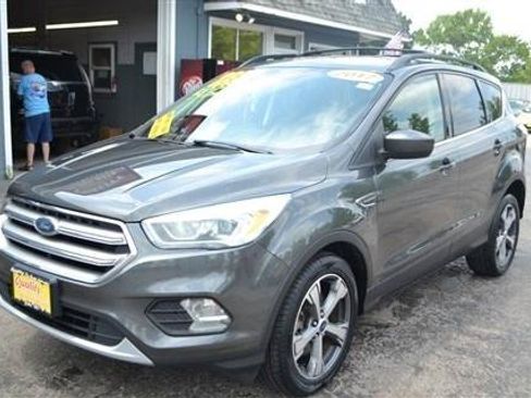 Used 2017 Ford Escape SE w/ SE Leather Comfort Package FWD image 2