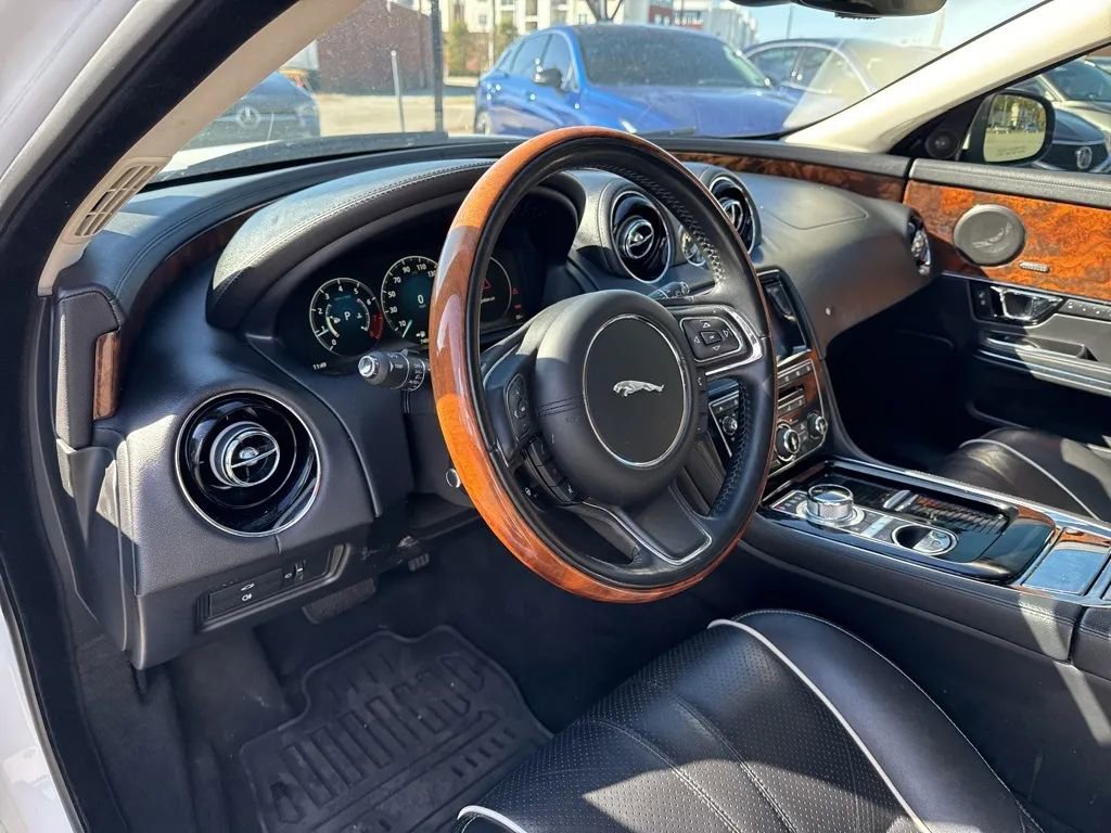 Used 2019 Jaguar XJ R-Sport AWD/4WD image 8