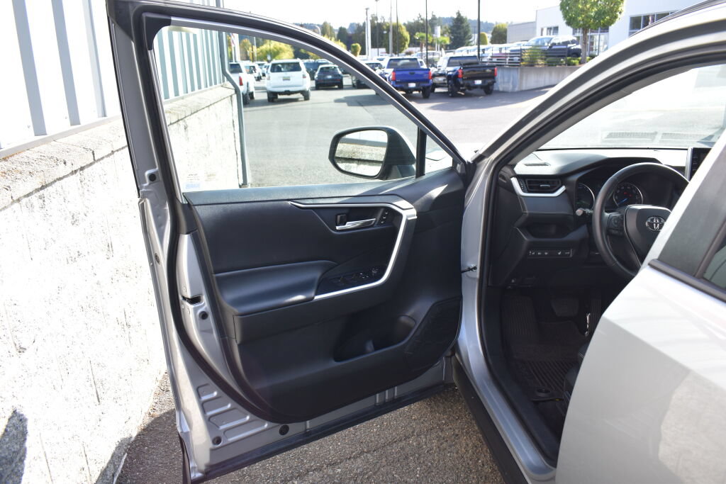 Certified 2022 Toyota RAV4 XLE Premium AWD/4WD image 17