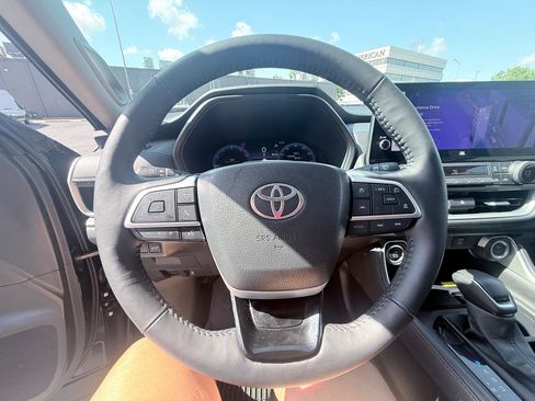 Used 2025 Toyota Grand Highlander AWD image 14