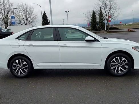 Used 2025 Volkswagen Jetta S image 9