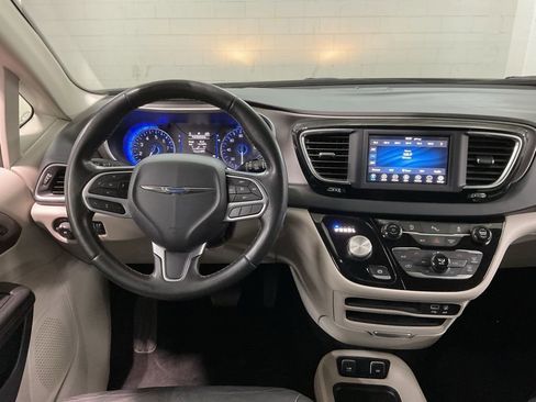Used 2020 Chrysler Pacifica Touring-L FWD image 8