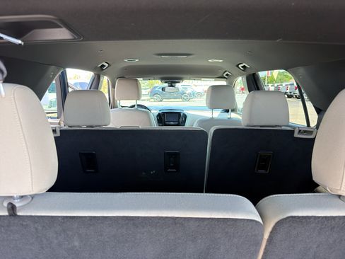 Used 2023 Chevrolet Traverse LS FWD image 9