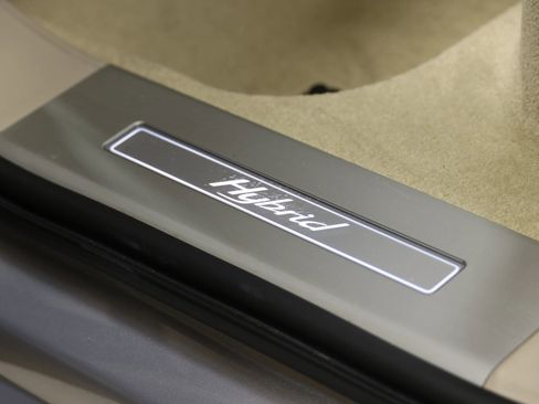 Used 2020 Bentley Bentayga Plug-In Hybrid image 59