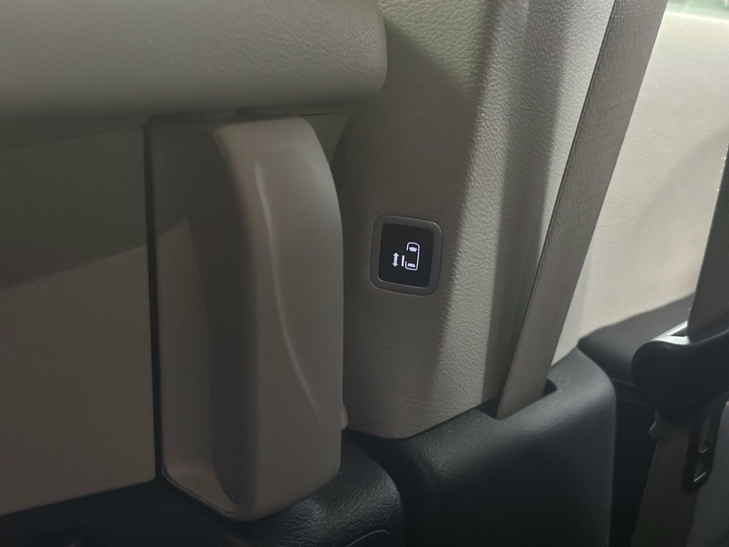 Used 2024 Chrysler Pacifica Touring-L FWD image 22