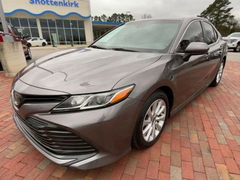 Used 2020 Toyota Camry LE image 5