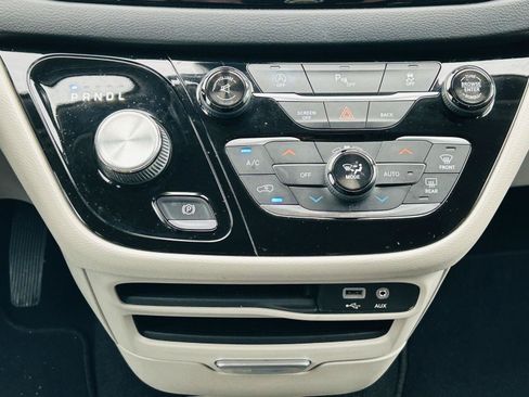 Used 2017 Chrysler Pacifica Touring-L FWD image 21