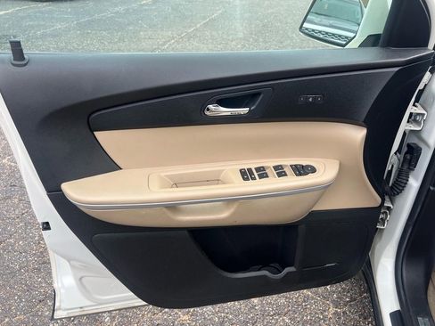 Used 2011 GMC Acadia SLT image 24