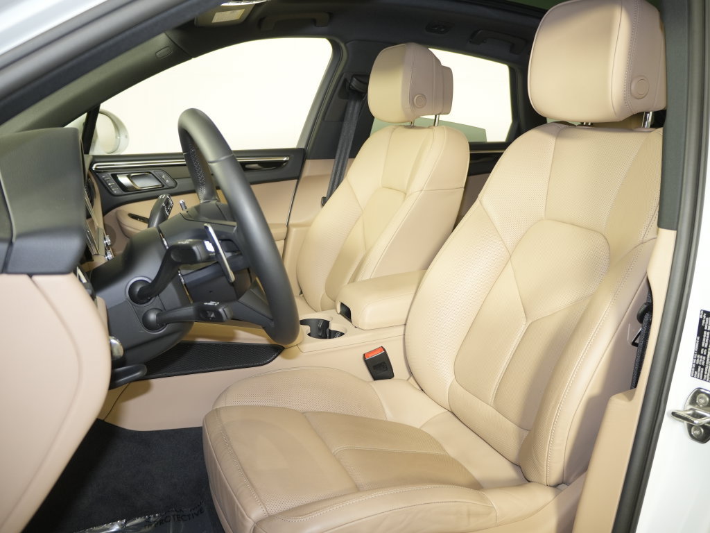 Certified 2025 Porsche Macan AWD/4WD image 5