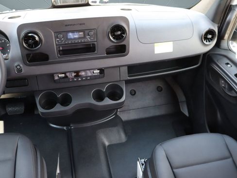 Used 2025 Mercedes-Benz Sprinter 2500 image 34