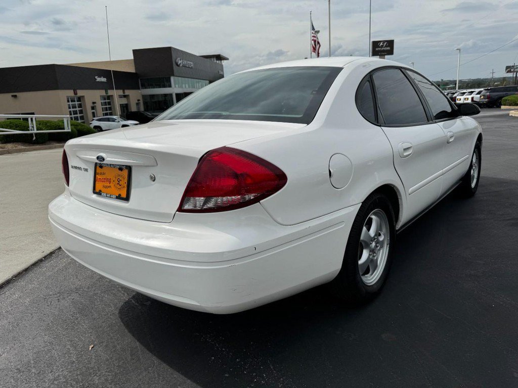 Used 2004 Ford Taurus SE FWD image 3