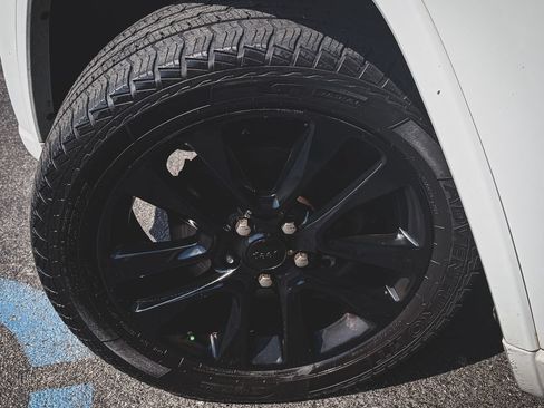 Used 2020 Jeep Grand Cherokee Altitude AWD/4WD image 3