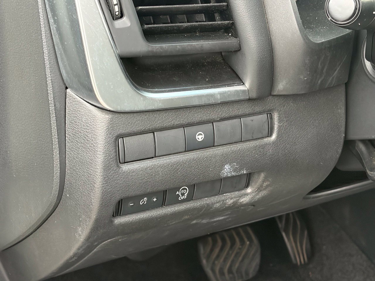 Used 2023 Nissan Rogue SV FWD image 6