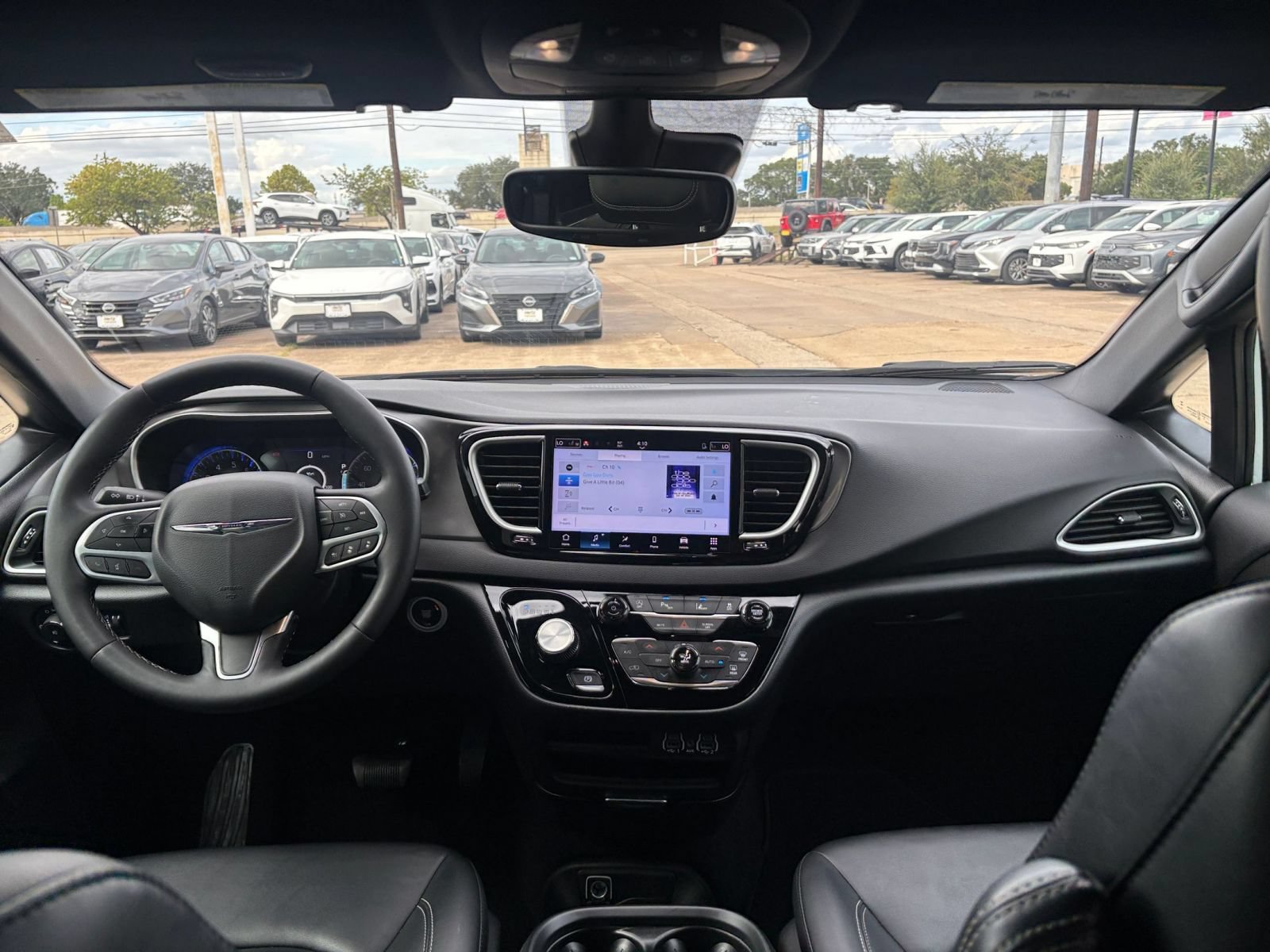 Used 2025 Chrysler Pacifica Select FWD image 35
