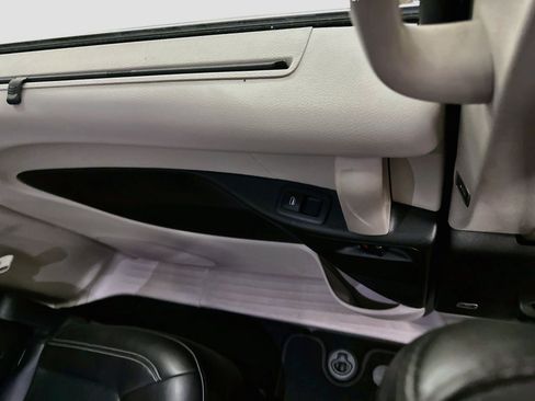 Used 2024 Chrysler Pacifica Touring-L FWD image 26