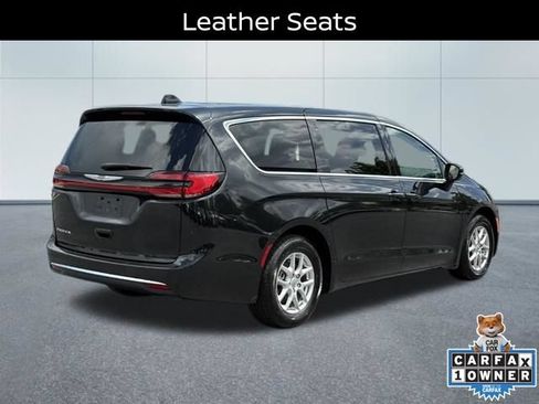 Used 2024 Chrysler Pacifica Touring-L FWD image 3