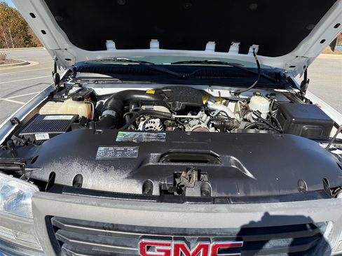 Used 2005 GMC Sierra 2500 W/T w/ Heavy-Duty Power Package image 18