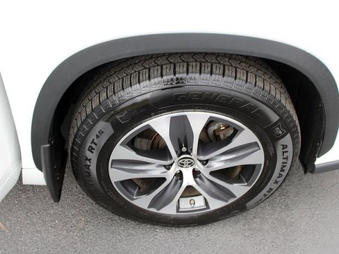 Used 2023 Toyota Highlander L image 10