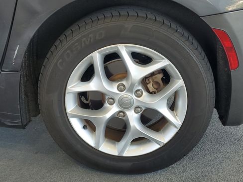 Used 2020 Chrysler Pacifica Limited w/ Advanced Safetytec Group FWD image 7