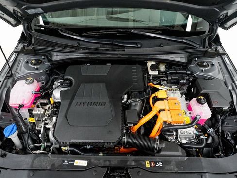 Used 2025 Hyundai Elantra SEL image 3