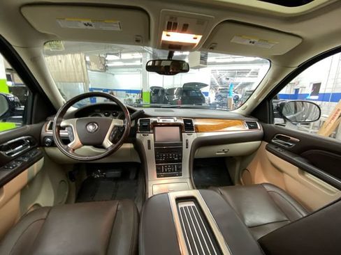 Used 2012 Cadillac Escalade ESV Platinum AWD/4WD image 29
