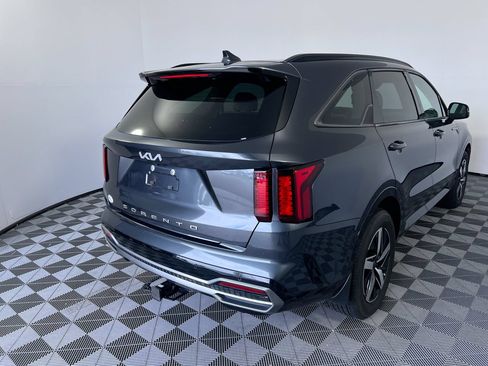 Used 2022 Kia Sorento EX w/ Panoramic Sunroof Package FWD image 3