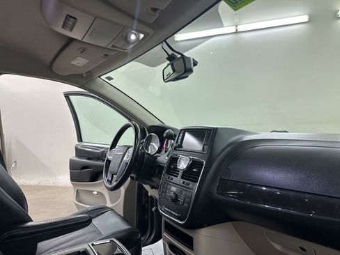 Used 2016 Chrysler Town & Country Touring FWD image 19