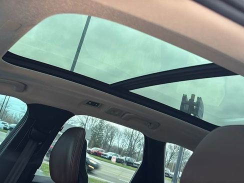 Used 2018 Volvo XC60 T5 Momentum w/ Vision Package image 10