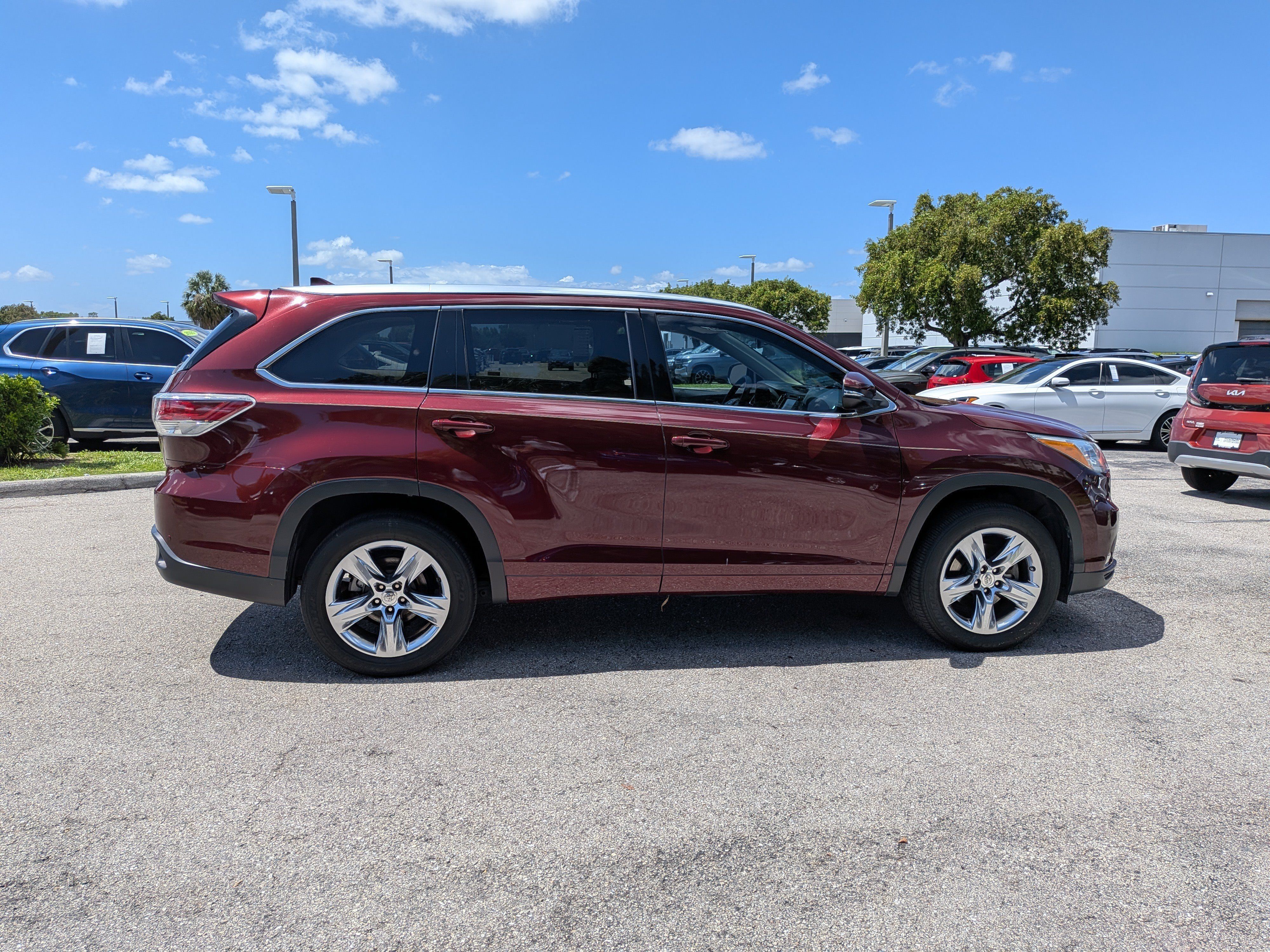 Used 2015 Toyota Highlander Limited w/ Driver Technology Package FWD image 3
