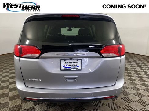 Used 2018 Chrysler Pacifica Touring-L image 20