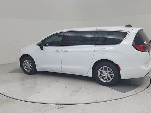 New 2026 Chrysler Pacifica Select image 10