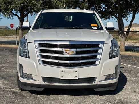 Used 2016 Cadillac Escalade Luxury image 3