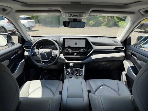Used 2025 Toyota Highlander XLE AWD/4WD image 16