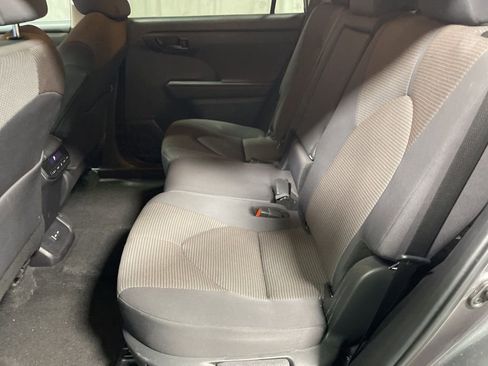 Used 2024 Toyota Highlander XLE image 18