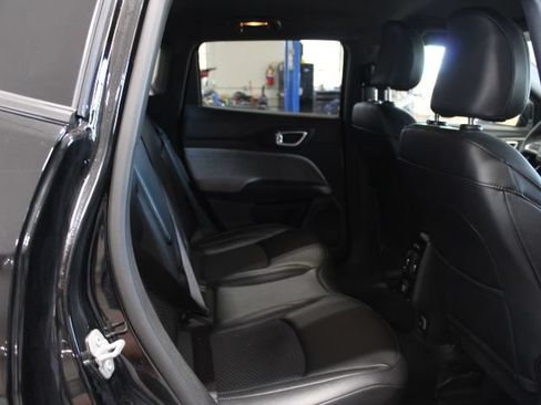 Used 2025 Jeep Compass Latitude AWD/4WD image 18